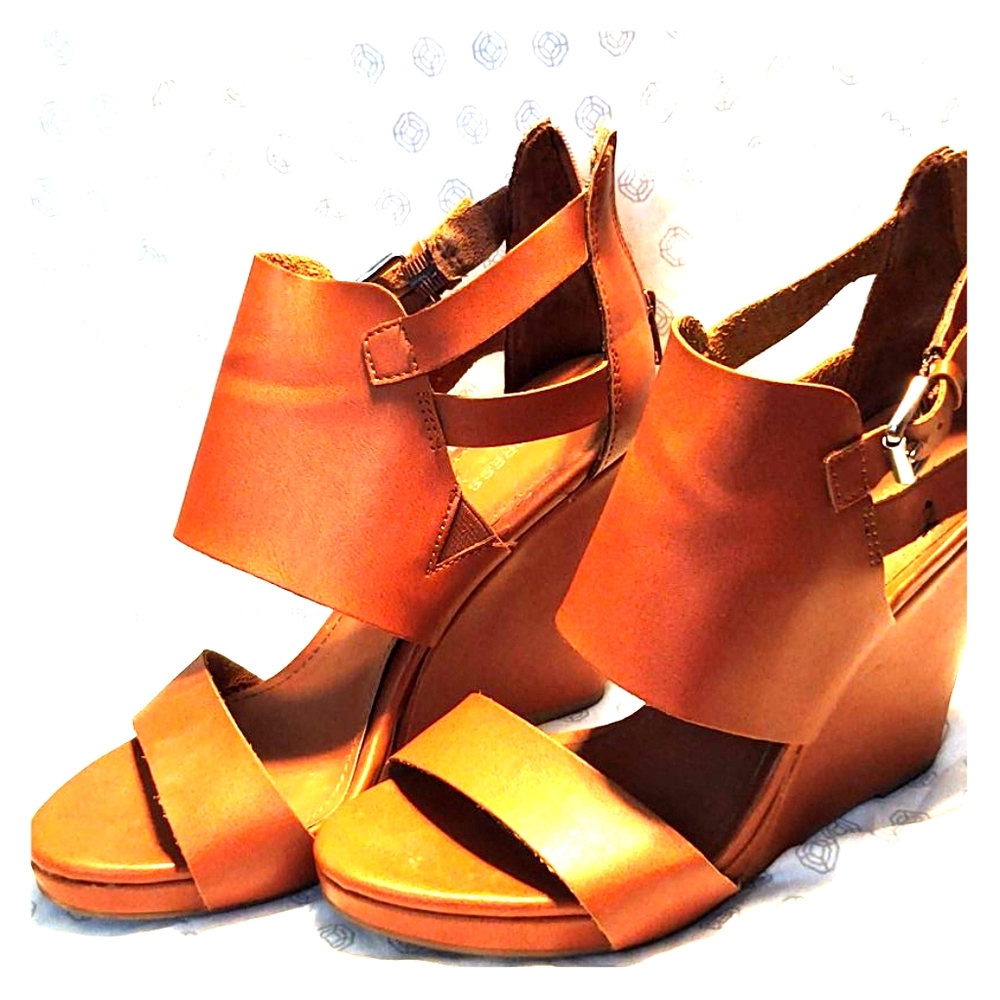 Express size 7 caramel wedges